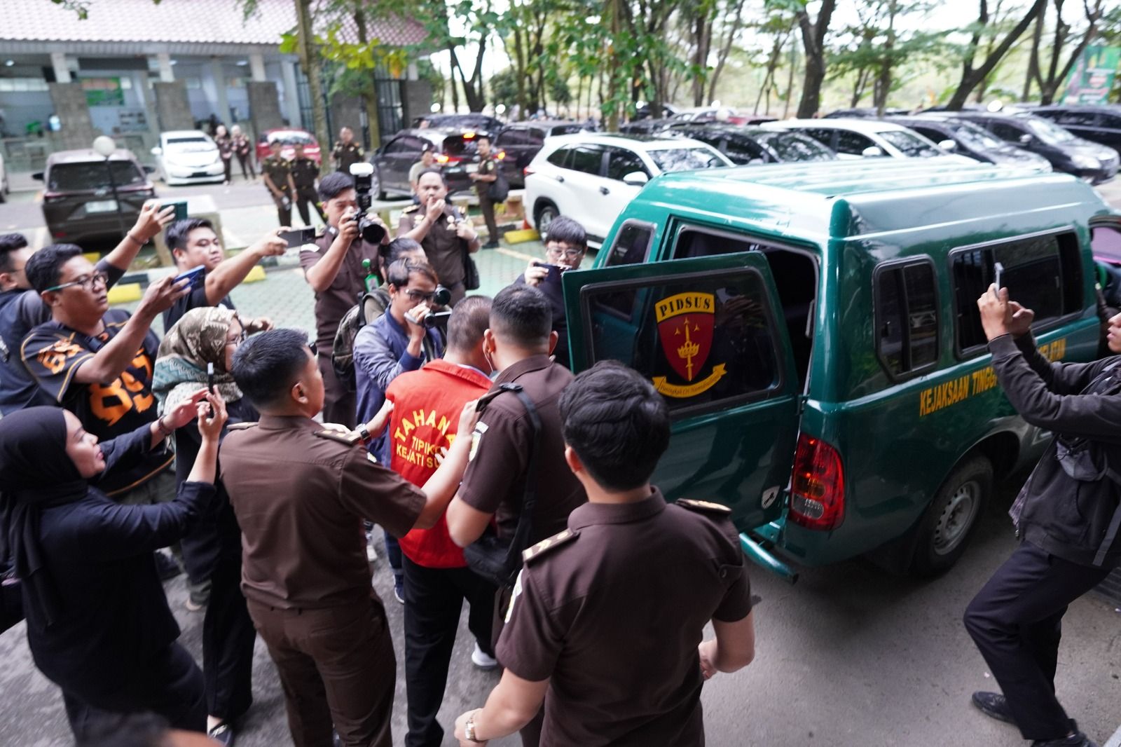 Kejaksaan Tinggi Sumatera Selatan menetapkan tiga orang sebagai tersangka dalam perkara dugaan tindak pidana korupsi kegiatan pendistribusian semen di wilayah Provinsi Sumatera Selatan oleh distributor PT KMM periode 2018–2022.