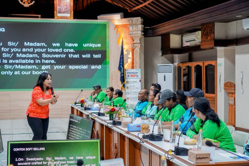 Pelatihan dibawakan oleh Assistant Learning & Development Manager, Ni Made Ayu Ratna Sulistya Dewi.