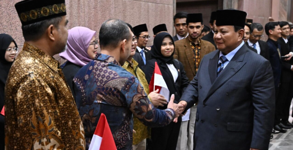 Para mahasiswa dan diaspora Indonesia menyambut kedatangan Presiden Prabowo Subianto di hotel tempatnya bermalam selama di Abu Dhabi, Persatuan Emirat Arab, pada Rabu, 25 Februari 2026.