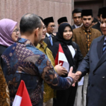 Para mahasiswa dan diaspora Indonesia menyambut kedatangan Presiden Prabowo Subianto di hotel tempatnya bermalam selama di Abu Dhabi, Persatuan Emirat Arab, pada Rabu, 25 Februari 2026.