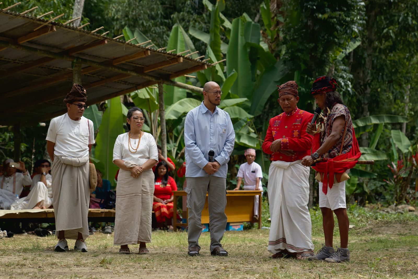 Komika Pandji Pragiwaksono menjalani persidangan adat di Tongkonan Layuk Kaero, Sangalla, Tana Toraja, Selasa (10/2/2026).