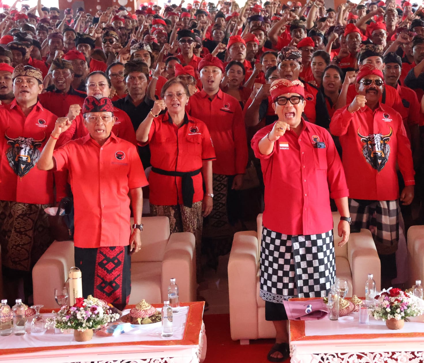 Pengukuhan ribuan pengurus partai mulai dari tingkat PAC, ranting, hingga anak ranting untuk masa bakti 2025–2030, yang digelar di Gedung Kesenian I Ketut Marya, Selasa (24/3).