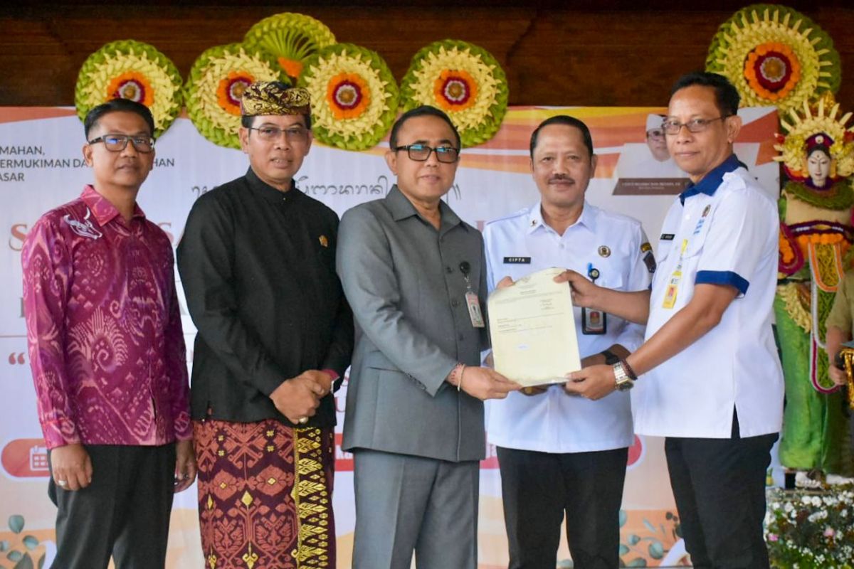 Penyerahan Sertifikat Hak Guna Bangunan (SHGB) PT Karya Makmur serta perubahan Sertifikat Hak Milik (SHM) menjadi Sertifikat Hak Pakai (SHP) kepada Pemkot Denpasar