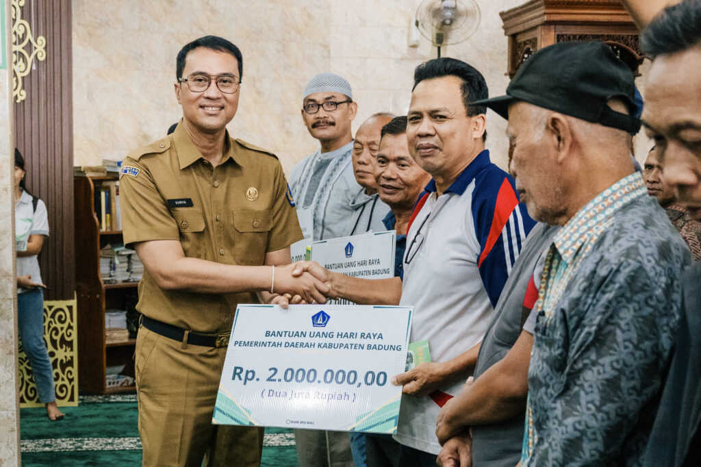 Bupati Adi Arnawa bersama Wabup Bagus Alit Sucipta secara simbolis menyerahkan Bantuan Sosial keagamaan sebesar Rp. 2 Juta Per KK Menjelang Hari Raya Idul Fitri kepada masyarakat yang beragama Islam, di Musholla Nurul Hikmah, Banjar Kwanji, Desa Dalung, Kuta Utara, Senin (9/3).