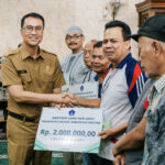 Bupati Adi Arnawa bersama Wabup Bagus Alit Sucipta secara simbolis menyerahkan Bantuan Sosial keagamaan sebesar Rp. 2 Juta Per KK Menjelang Hari Raya Idul Fitri kepada masyarakat yang beragama Islam, di Musholla Nurul Hikmah, Banjar Kwanji, Desa Dalung, Kuta Utara, Senin (9/3).