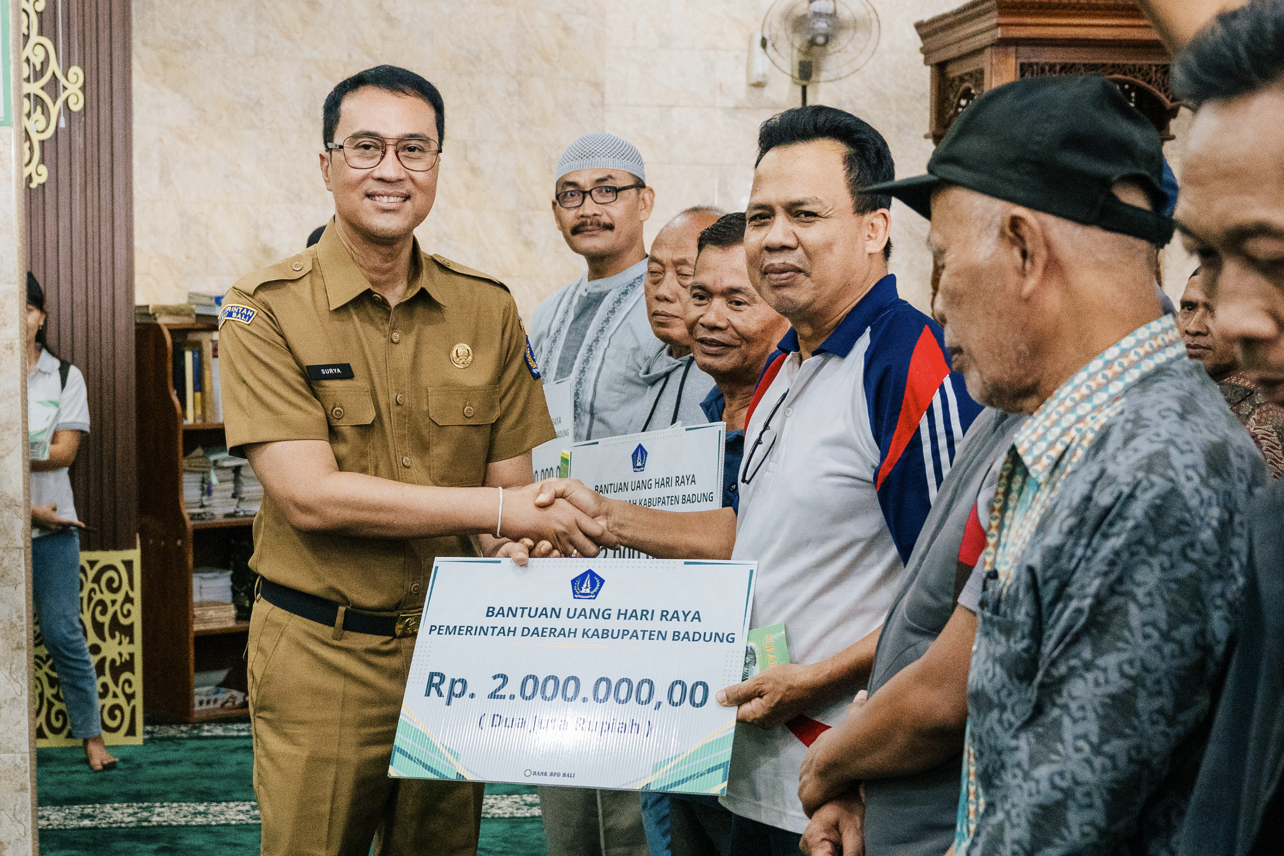 Bupati Adi Arnawa bersama Wabup Bagus Alit Sucipta secara simbolis menyerahkan Bantuan Sosial keagamaan sebesar Rp. 2 Juta Per KK Menjelang Hari Raya Idul Fitri kepada masyarakat yang beragama Islam, di Musholla Nurul Hikmah, Banjar Kwanji, Desa Dalung, Kuta Utara, Senin (9/3).