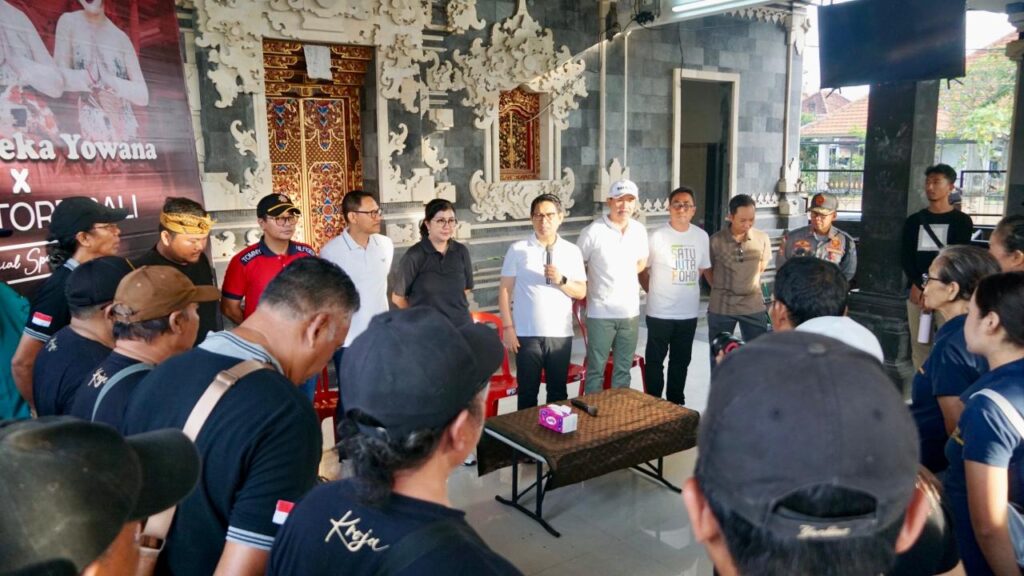 Bupati Adi Arnawa meninjau Aksi Percepatan Pengelolaan Sampah Berbasis Sumber di Kecamatan Kuta Utara, Minggu (8/3).