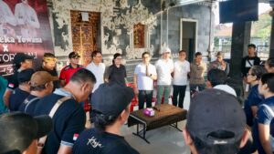 Bupati Adi Arnawa meninjau Aksi Percepatan Pengelolaan Sampah Berbasis Sumber di Kecamatan Kuta Utara, Minggu (8/3).