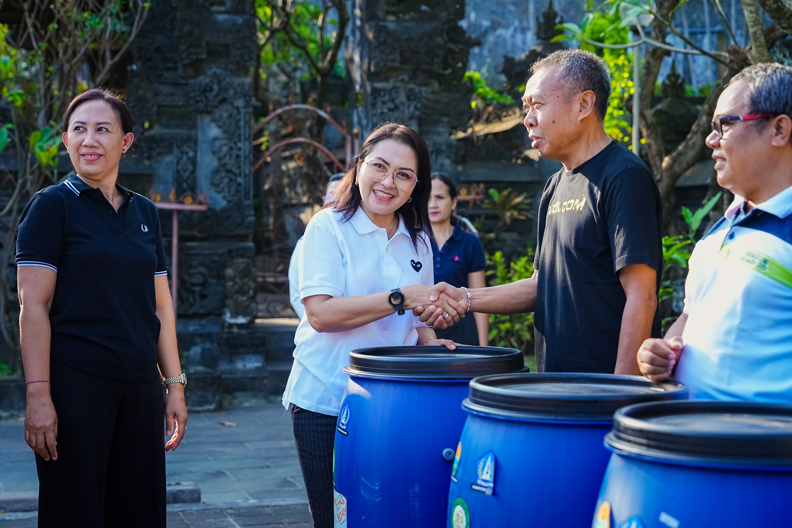 Ketua K3S Kabupaten Badung, Nyonya Rasniathi Adi Arnawa menggelar aksi sosial di Kelurahan Kuta, Kecamatan Kuta, Sabtu (28/3).