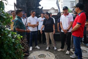 DLHK Kabupaten Badung melakukan peninjauan sarana pengolahan sampah di tingkat masyarakat serta sosialisasi pemilahan dan pengolahan sampah sejak dari sumbernya.
