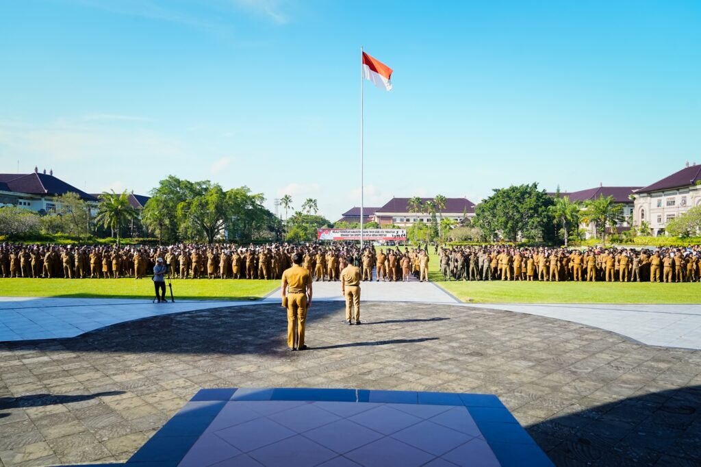 Bupati Adi Arnawa saat memberikan pengarahan kepada seluruh Pejabat dan Pegawai Pemkab Badung dalam upaya penguatan komitmen bersama pelaksanaan Asper dan PSBS pada Apel Bersama di Lapangan Puspem Badung, Mangupraja Mandala, Senin (30/3).