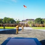 Bupati Adi Arnawa saat memberikan pengarahan kepada seluruh Pejabat dan Pegawai Pemkab Badung dalam upaya penguatan komitmen bersama pelaksanaan Asper dan PSBS pada Apel Bersama di Lapangan Puspem Badung, Mangupraja Mandala, Senin (30/3).