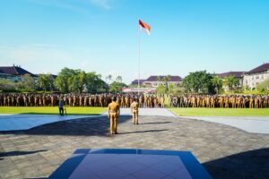 Bupati Adi Arnawa saat memberikan pengarahan kepada seluruh Pejabat dan Pegawai Pemkab Badung dalam upaya penguatan komitmen bersama pelaksanaan Asper dan PSBS pada Apel Bersama di Lapangan Puspem Badung, Mangupraja Mandala, Senin (30/3).