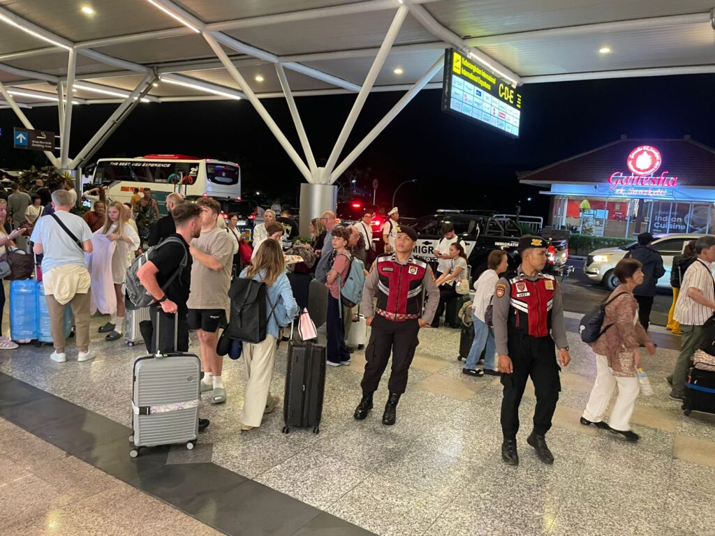 Sejumlah penumpang internasional tampak menunggu di area Terminal Internasional Bandara Internasional I Gusti Ngurah Rai, Sabtu (28/2/2026) malam.