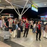 Sejumlah penumpang internasional tampak menunggu di area Terminal Internasional Bandara Internasional I Gusti Ngurah Rai, Sabtu (28/2/2026) malam.