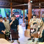 Wakil Wali Kota Denpasar, I Kadek Agus Arya Wibawa meninjau sejumlah banjar di wilayah Denpasar Timur, Senin (2/3) malam.