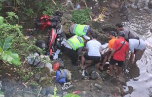 Pengendara Terjun ke Bawah Jembatan di Selemadeg, Tabanan