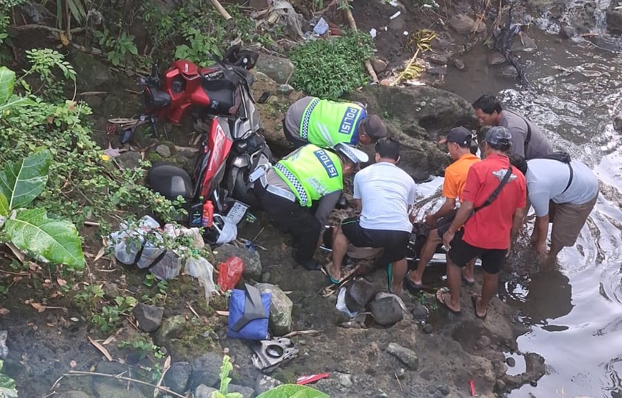 Pengendara Terjun ke Bawah Jembatan di Selemadeg, Tabanan