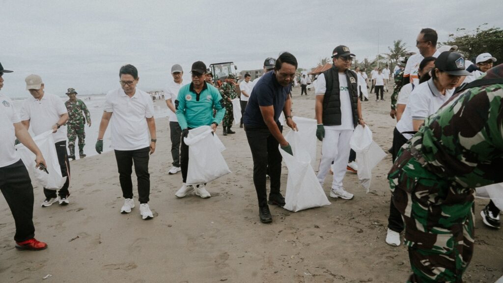 Bupati Wayan Adi Arnawa bersama Ketua DPRD Badung I Gusti Anom Gumanti memimpin langsung Gerakan Bali Bersih Sampah di Pantai Petitenget dan penanaman pohon di area pesisir, Minggu (1/3).