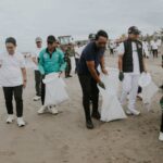 Bupati Wayan Adi Arnawa bersama Ketua DPRD Badung I Gusti Anom Gumanti memimpin langsung Gerakan Bali Bersih Sampah di Pantai Petitenget dan penanaman pohon di area pesisir, Minggu (1/3).