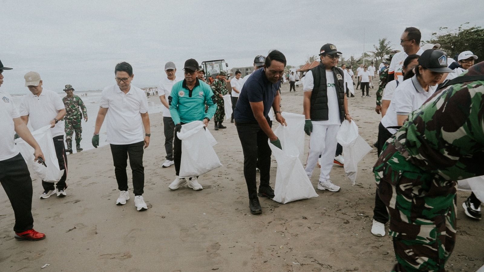 Bupati Wayan Adi Arnawa bersama Ketua DPRD Badung I Gusti Anom Gumanti memimpin langsung Gerakan Bali Bersih Sampah di Pantai Petitenget dan penanaman pohon di area pesisir, Minggu (1/3).
