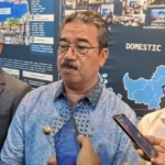 Gubernur Maluku, Hendrik Lewerissa, S.H., LL.M di dampingi Direktur Komersial PT Pelindo, Hasan Padang dan Direktur PT Maluku Energi Abadi (MEA), Sam Latuconsina.