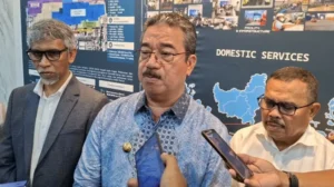 Gubernur Maluku, Hendrik Lewerissa, S.H., LL.M di dampingi Direktur Komersial PT Pelindo, Hasan Padang dan Direktur PT Maluku Energi Abadi (MEA), Sam Latuconsina.