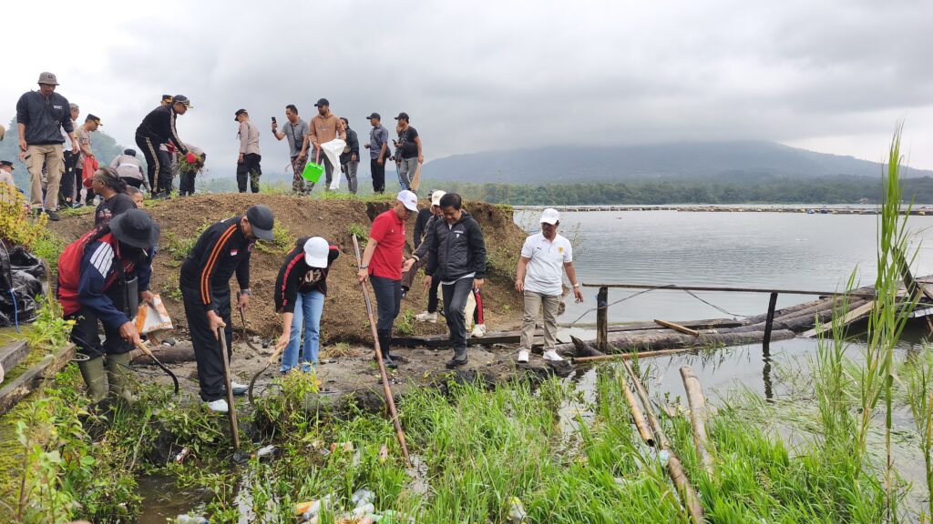 Ribuan warga bersihkan Danau Batur, upaya menjaga sumber air Bali dari ancaman sampah