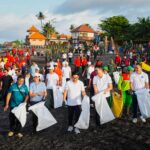 Bupati Adi Arnawa saat memimpin langsung kegiatan gotong-royong pembersihan lingkungan (korve) di kawasan Pantai Munggu, Mengwi, Jumat (13/3).