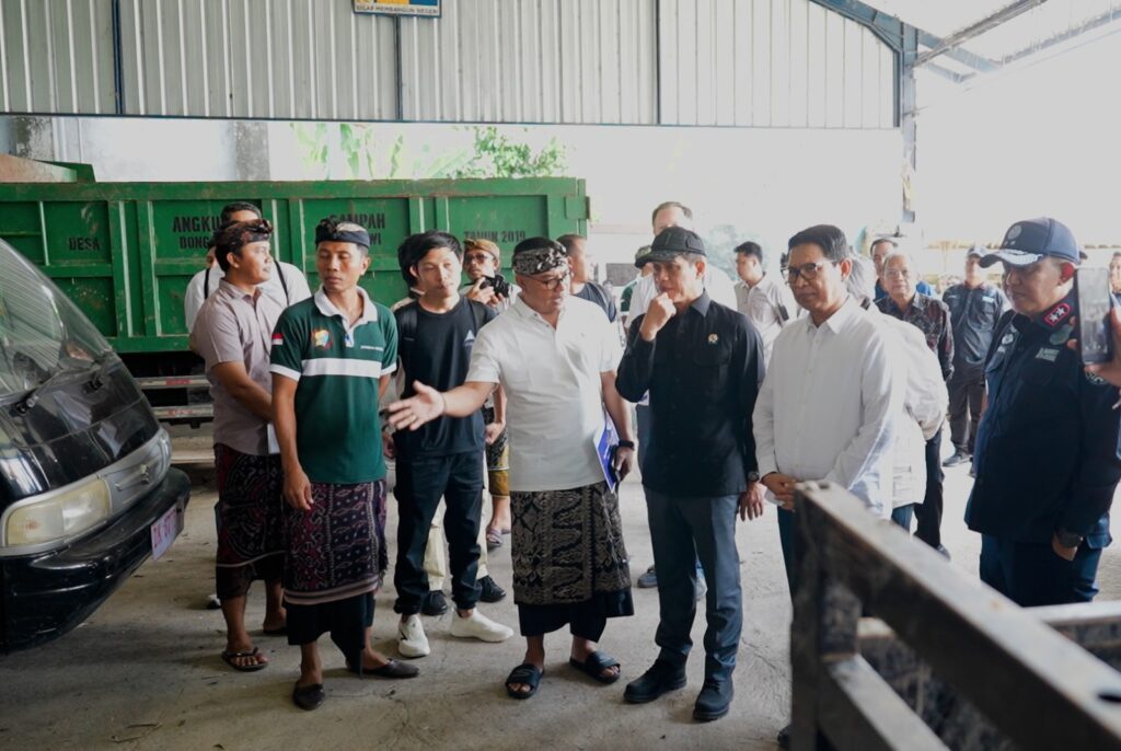 Bupati Adi Arnawa bersama Gubernur Wayan Koster saat mendampingi kunjungan kerja Menteri Lingkungan Hidup/Kepala BPLH Hanif Faisol Nurofiq dalam peninjauan pengelolaan sampah berbasis masyarakat di Kabupaten Badung, Kamis (5/3).