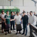 Bupati Adi Arnawa bersama Gubernur Wayan Koster saat mendampingi kunjungan kerja Menteri Lingkungan Hidup/Kepala BPLH Hanif Faisol Nurofiq dalam peninjauan pengelolaan sampah berbasis masyarakat di Kabupaten Badung, Kamis (5/3).