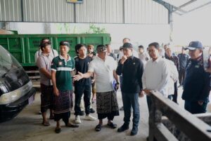 Bupati Adi Arnawa bersama Gubernur Wayan Koster saat mendampingi kunjungan kerja Menteri Lingkungan Hidup/Kepala BPLH Hanif Faisol Nurofiq dalam peninjauan pengelolaan sampah berbasis masyarakat di Kabupaten Badung, Kamis (5/3).