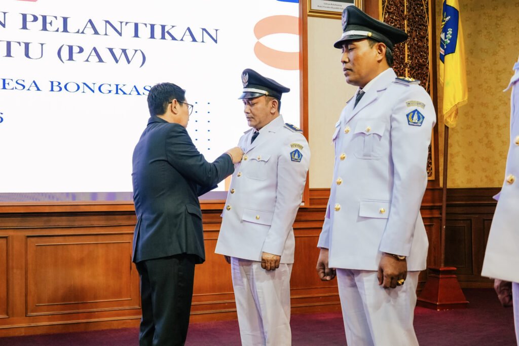 Bupati Wayan Adi Arnawa saat melantik Perbekel Antar Waktu di Ruang Kertha Gosana Puspem Badung, Selasa (31/3).