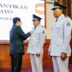 Bupati Wayan Adi Arnawa saat melantik Perbekel Antar Waktu di Ruang Kertha Gosana Puspem Badung, Selasa (31/3).