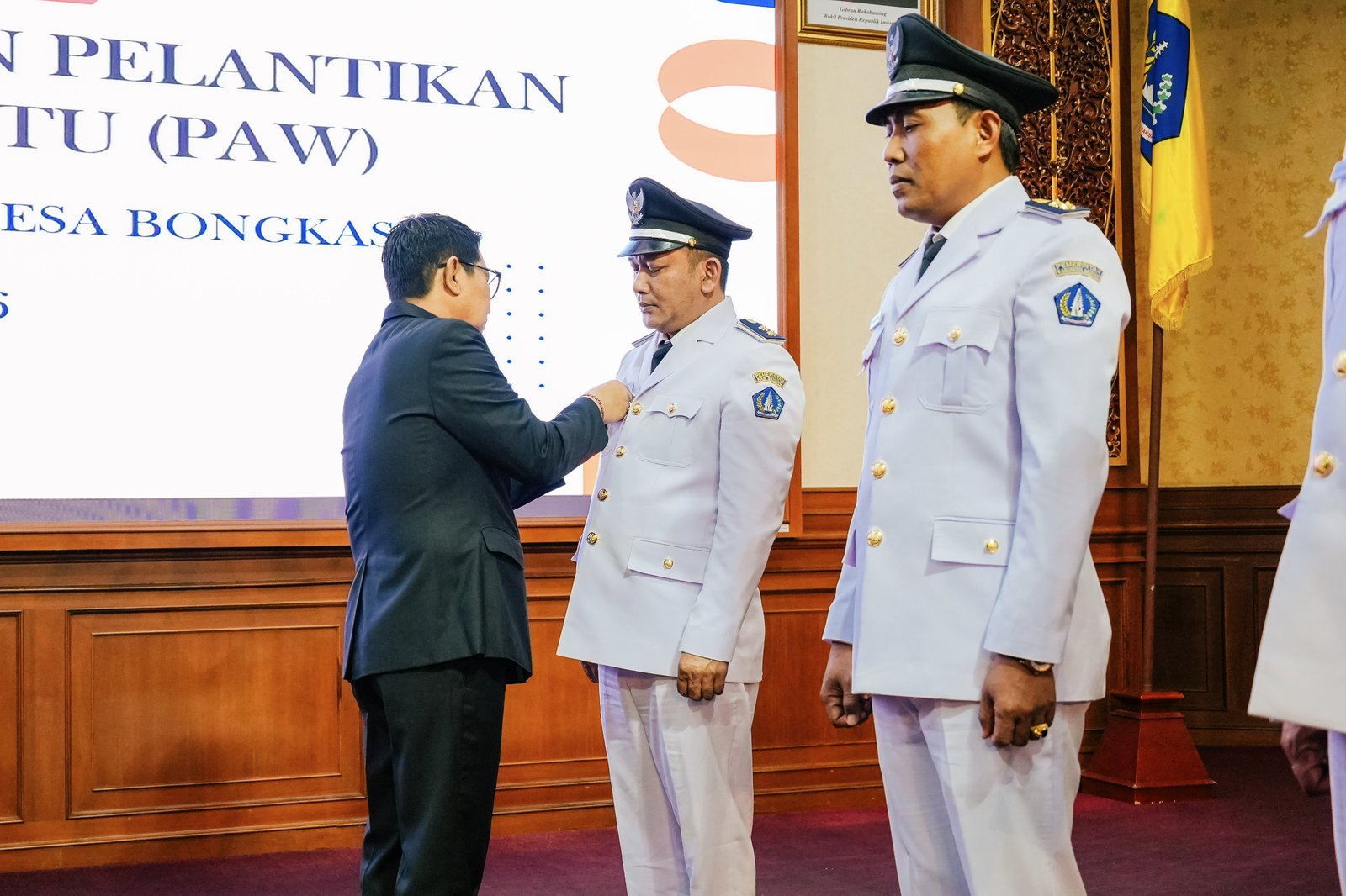 Bupati Wayan Adi Arnawa saat melantik Perbekel Antar Waktu di Ruang Kertha Gosana Puspem Badung, Selasa (31/3).