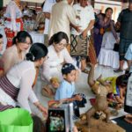Bunda PAUD Kabupaten Badung Nyonya Rasniathi Adi Arnawa secara resmi membuka Lomba Kreativitas Ogoh-Ogoh PAUD Se-Kecamatan Abiansemal dengan memukul gong di Wantilan Pura Dalem Desa Sedang pada Selasa (3/3)
