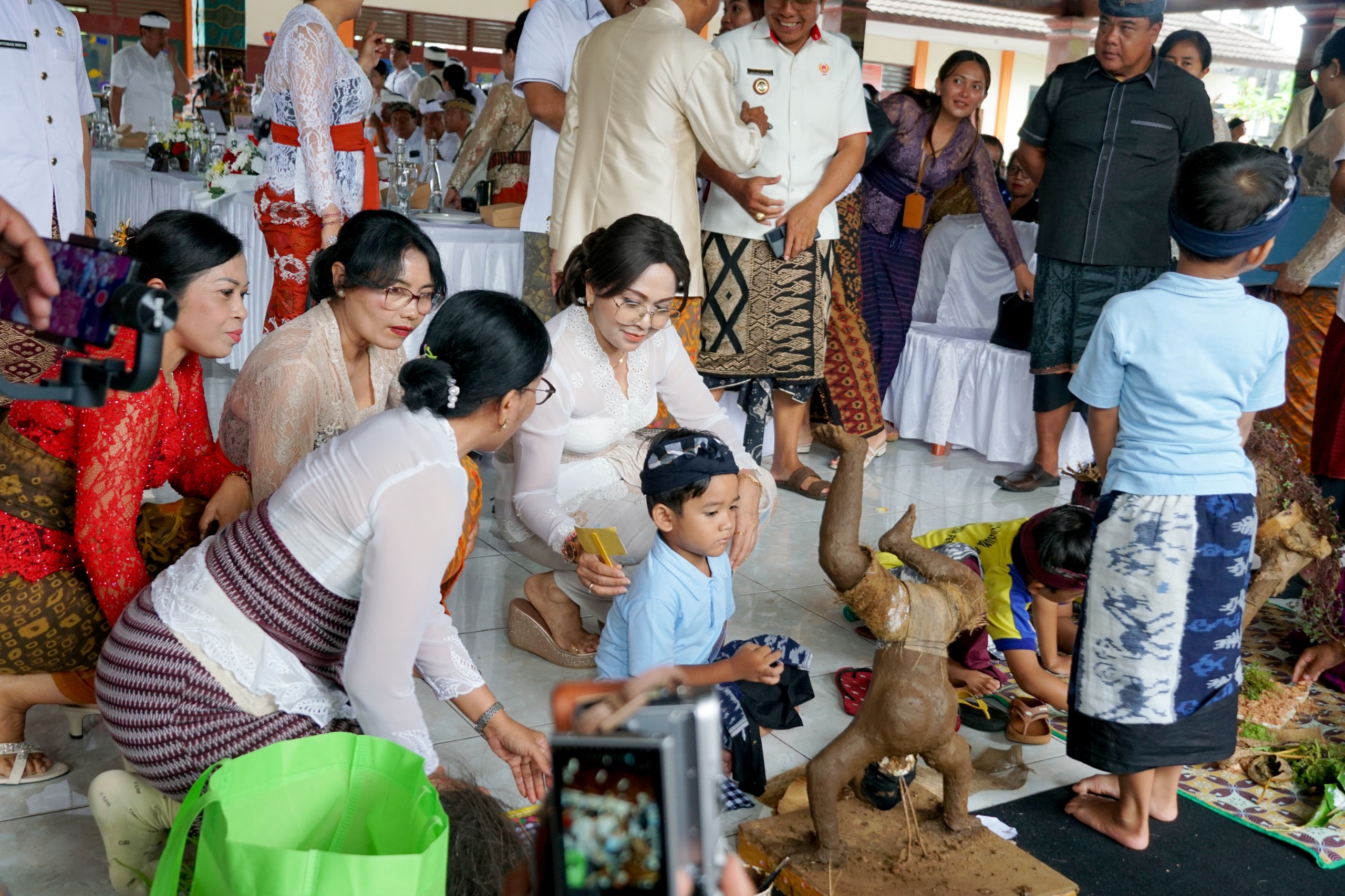 Bunda PAUD Kabupaten Badung Nyonya Rasniathi Adi Arnawa secara resmi membuka Lomba Kreativitas Ogoh-Ogoh PAUD Se-Kecamatan Abiansemal dengan memukul gong di Wantilan Pura Dalem Desa Sedang pada Selasa (3/3)
