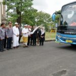 Bupati Wayan Adi Arnawa melepas peserta program mudik gratis tahun 2026 di Balai Budaya Giri Nata Mandala, Puspem Badung, Sabtu (14/3).