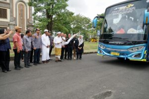 Bupati Wayan Adi Arnawa melepas peserta program mudik gratis tahun 2026 di Balai Budaya Giri Nata Mandala, Puspem Badung, Sabtu (14/3).
