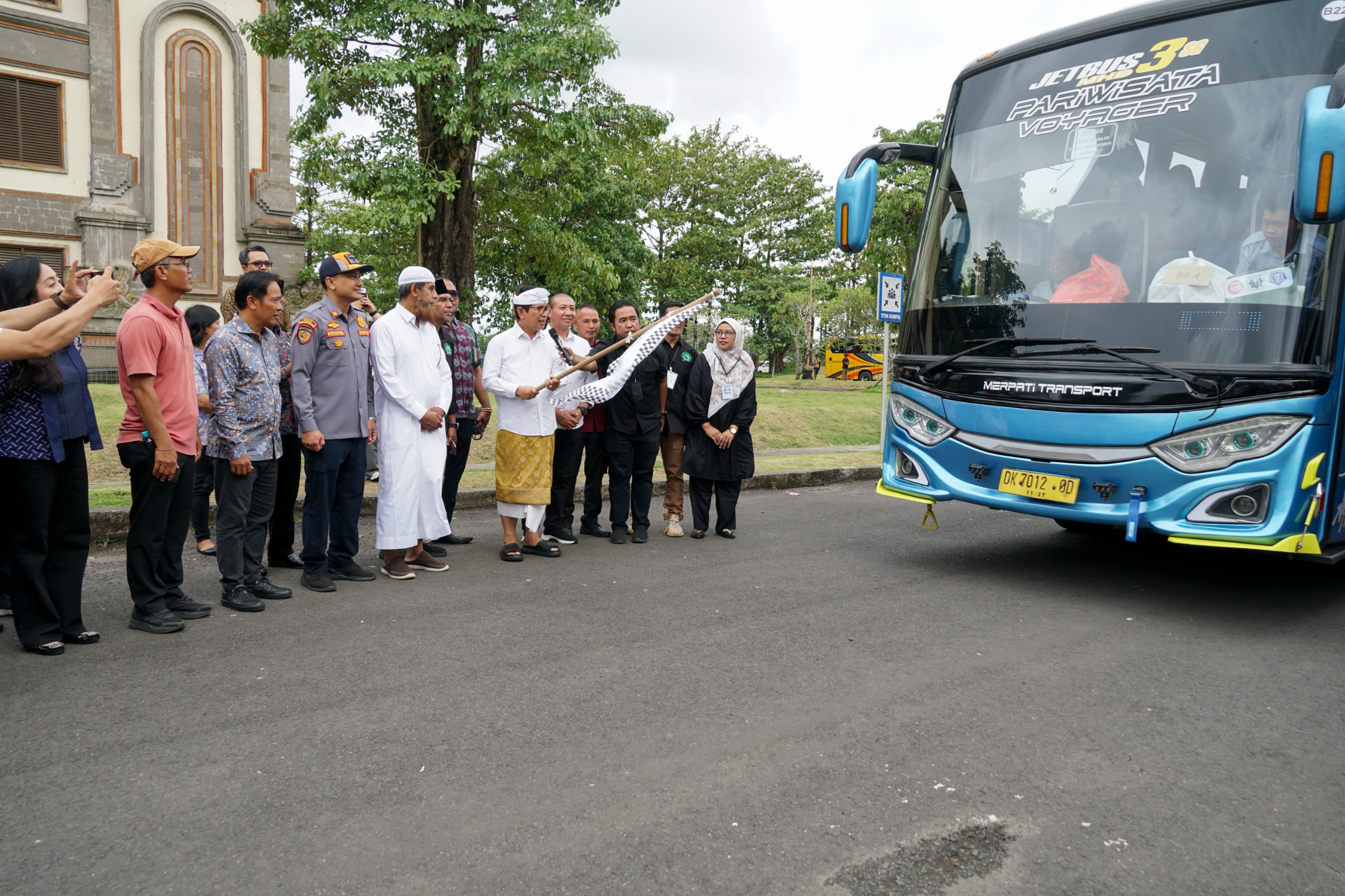 Bupati Wayan Adi Arnawa melepas peserta program mudik gratis tahun 2026 di Balai Budaya Giri Nata Mandala, Puspem Badung, Sabtu (14/3).