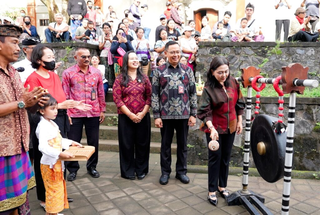 Bunda PAUD Kabupaten Badung Nyonya Rasniathi Adi Arnawa secara resmi membuka Parada Ogoh-Ogoh PAUD dan TK se-Kecamatan Mengwi di Areal GOR Lapangan Umum Mengwi, Selasa (10/3).