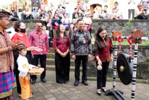 Bunda PAUD Kabupaten Badung Nyonya Rasniathi Adi Arnawa secara resmi membuka Parada Ogoh-Ogoh PAUD dan TK se-Kecamatan Mengwi di Areal GOR Lapangan Umum Mengwi, Selasa (10/3).