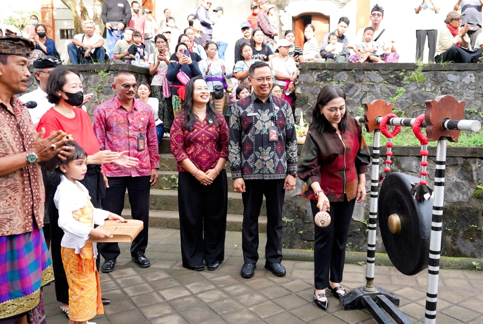 Bunda PAUD Kabupaten Badung Nyonya Rasniathi Adi Arnawa secara resmi membuka Parada Ogoh-Ogoh PAUD dan TK se-Kecamatan Mengwi di Areal GOR Lapangan Umum Mengwi, Selasa (10/3).