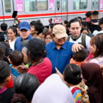 Presiden Prabowo Subianto menyapa warga di Kawasan Senen, Jakarta Pusat, pada Kamis, 26 Maret 2026.