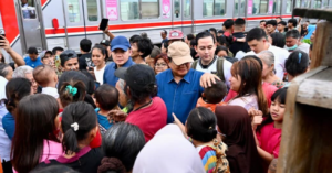 Presiden Prabowo Subianto menyapa warga di Kawasan Senen, Jakarta Pusat, pada Kamis, 26 Maret 2026.