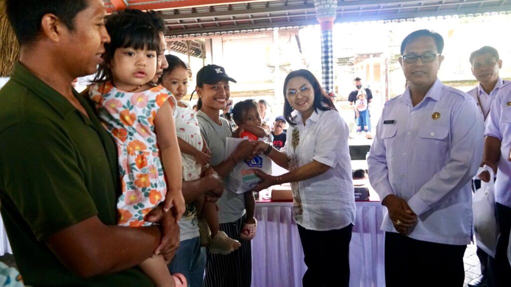 Ketua K3S Badung, Nyonya Rasniathi Adi Arnawa hadiri Kegiatan pemberian paket olahan ikan di Wantilan Pura Dalem Desa Mengwi, Rabu (11/3).