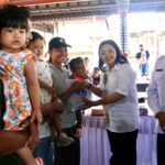 Ketua K3S Badung, Nyonya Rasniathi Adi Arnawa hadiri Kegiatan pemberian paket olahan ikan di Wantilan Pura Dalem Desa Mengwi, Rabu (11/3).