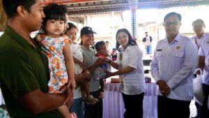 Ketua K3S Badung, Nyonya Rasniathi Adi Arnawa hadiri Kegiatan pemberian paket olahan ikan di Wantilan Pura Dalem Desa Mengwi, Rabu (11/3).