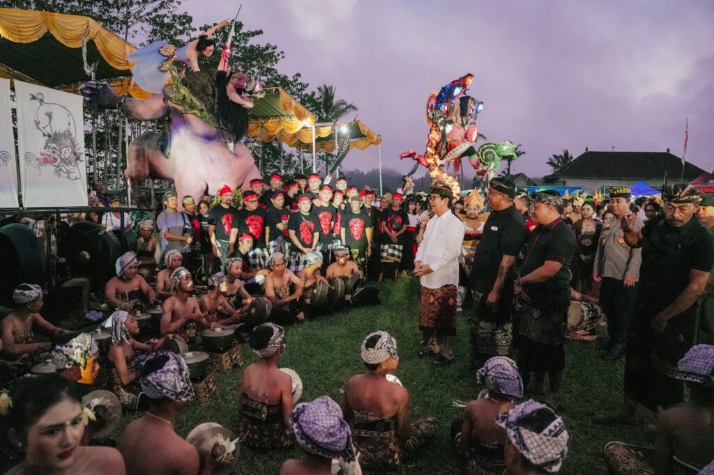 Bupati Wayan Adi Arnawa saat membuka Parade Ogoh-Ogoh Tahun Çaka 1948 di Desa Sulangai, Kecamatan Petang, Jumat (13/3).