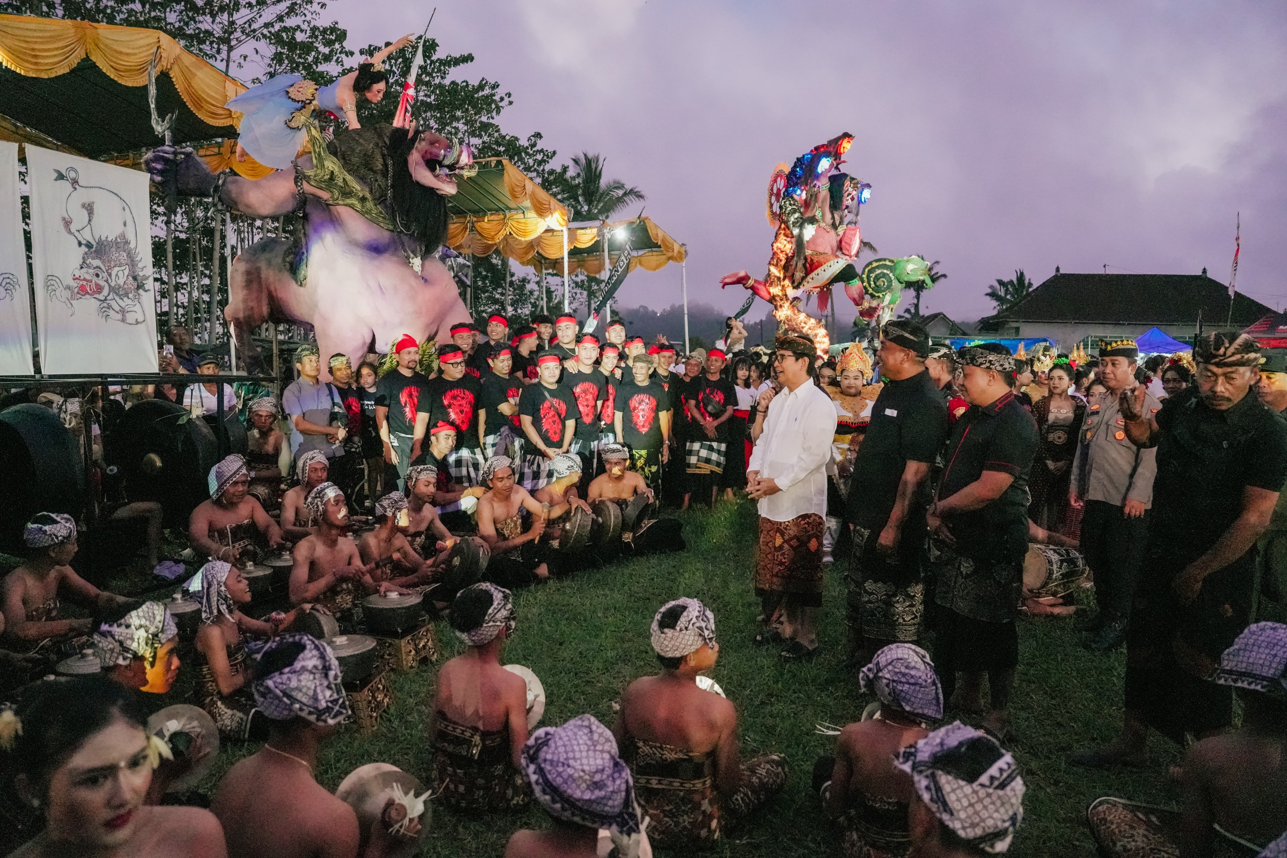 Bupati Wayan Adi Arnawa saat membuka Parade Ogoh-Ogoh Tahun Çaka 1948 di Desa Sulangai, Kecamatan Petang, Jumat (13/3).